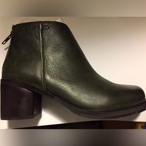 Kenneth Cole gentle souls 6.5 dark green leather ankle boot NWT